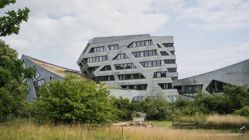 The biotope garden of Leuphana with the university's central building in the background.