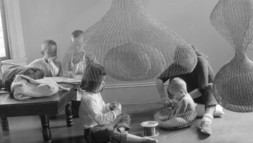 Imogen Cunningham, Ruth Asawa with sculptures and children, 1957.