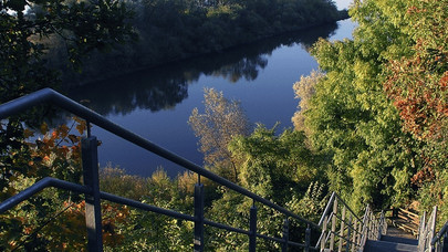 Elbpanorama in Boizenburg mit Treppe hinunter zum Ufer
