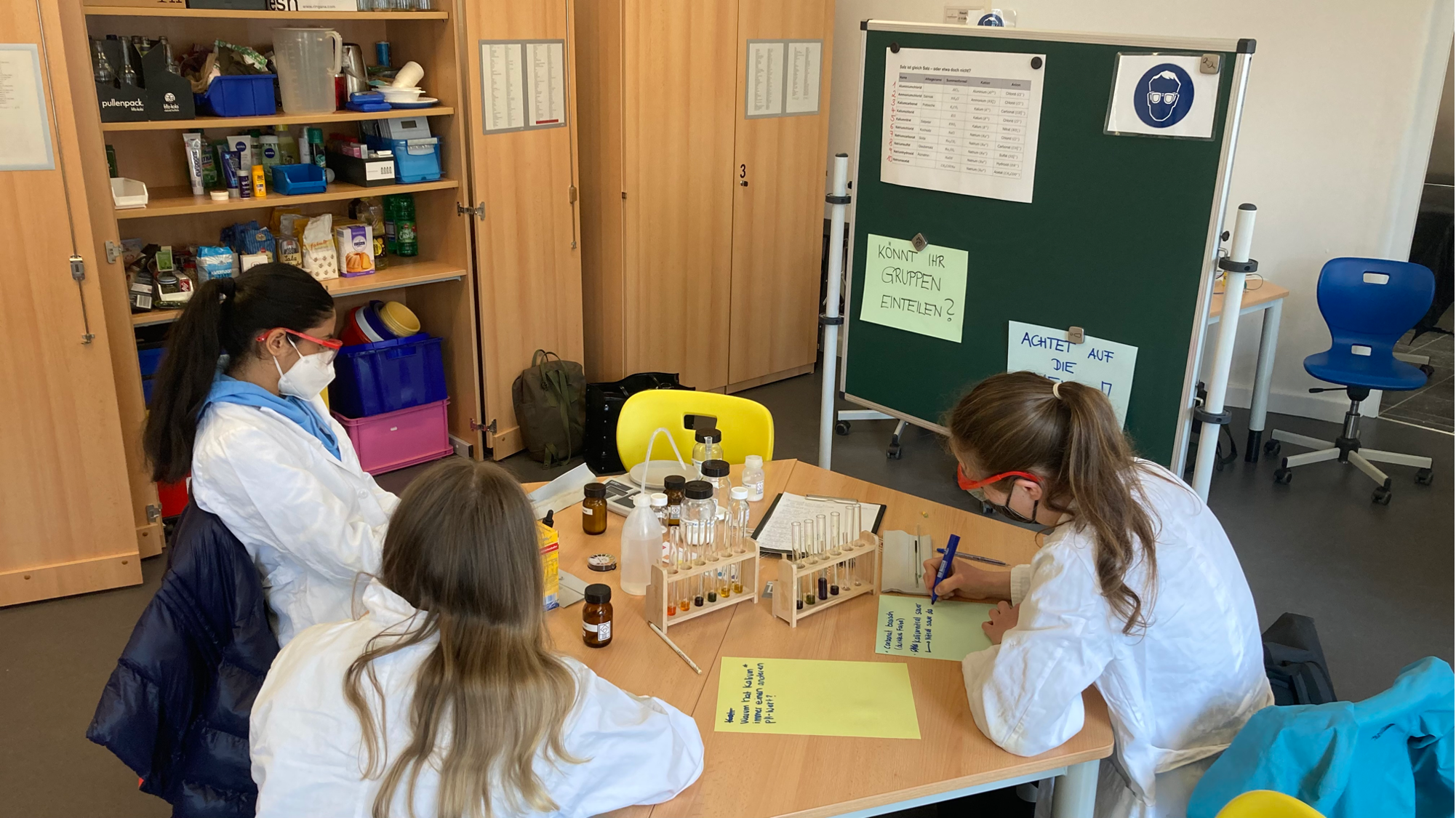 Auf dem Foto sind drei Schüler*innen bei der Analyse von Salzen in der Leuphana Lernwerkstatt Lüneburg abgebildet.