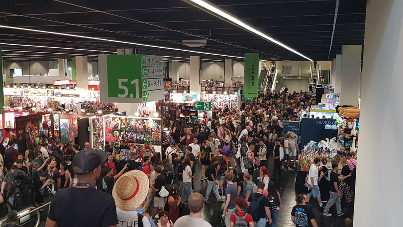 Blick von oben auf die zahlreichen Besucher*innen der Gamescom.