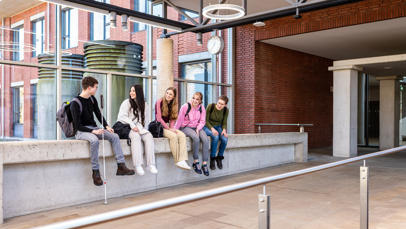 Imageshooting_Hoersaalgang_Zentralgebaude_33 Studierende sitzen zusammen im Hörsaalgang der Leuphana