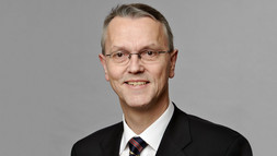 [Translate to Englisch:] Professor Dr. Jürgen Lürssen im Porträt