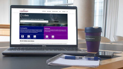 Laptop auf Tisch mit der Webseite von Pubdata