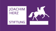 Auf dem Bild ist das Logo der Joachim Herz Stiftung zu sehen, bestehend aus dem Schriftzug der Stiftung und einem Reiter auf einem Pferd.