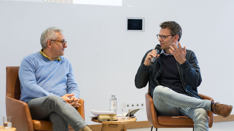 Dr. Tim Kunze spricht