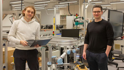 Doktoranten im Ingenieurlabor - Roboterarm