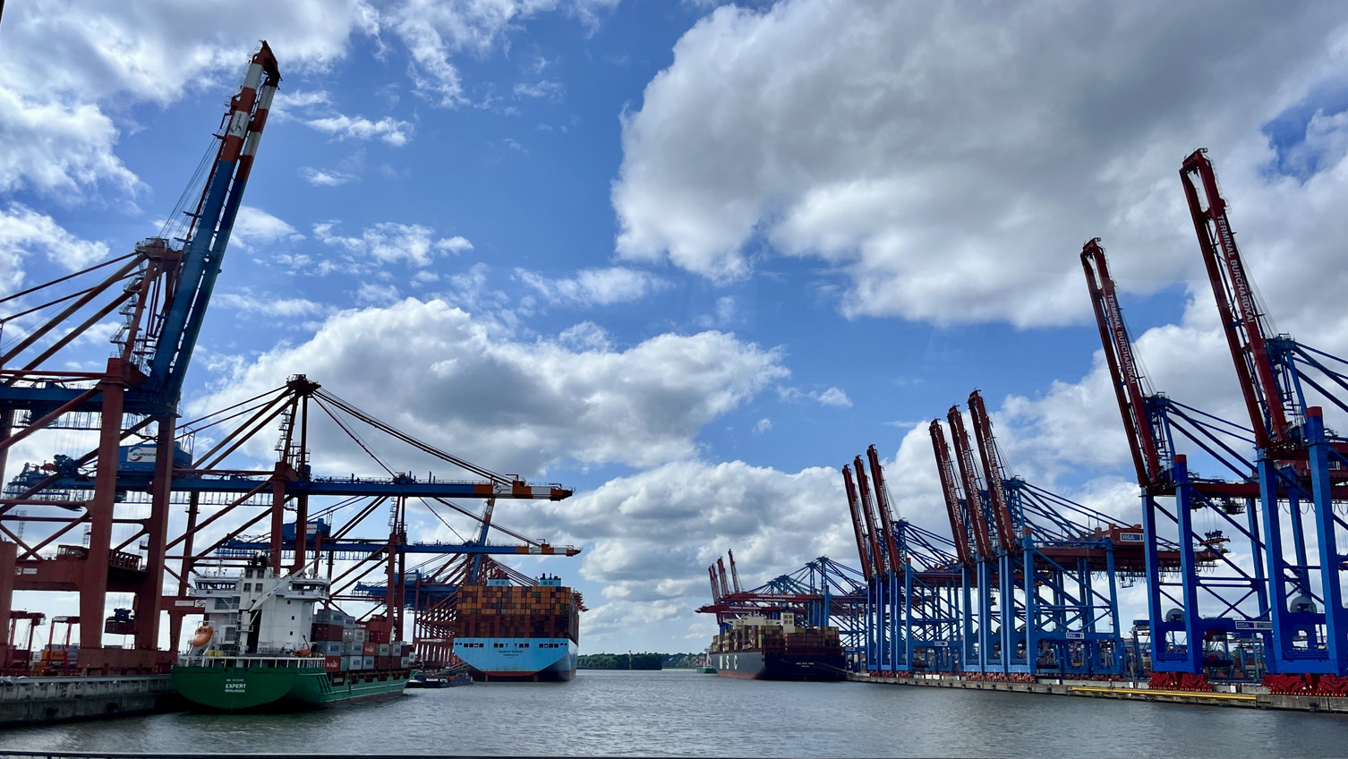 Kraene im Hamburger Hafen