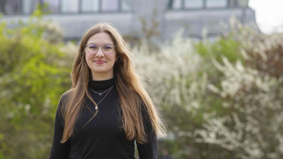 Portrait photo of Kira Brackmann, student of the Masters Management & Entrepreneurship