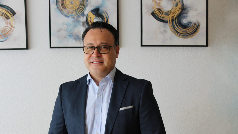 "It is not enough to be excellent in your own field, you also have to be able to bear legal responsibility and make legally sound decisions," said Jorge Valdenegro Moreno about closing the gap between business administration and business law. 
