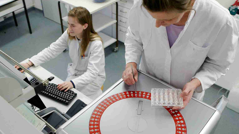 Laborantinnen bei der Arbeit