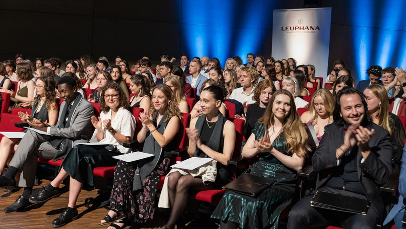 Fred Dott - Graduiertenfeier im Juni 2025