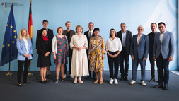 The members of the Commission for the 17th Report on Children and Youth; 5th from left: Prof. Dr. Philipp Sandermann from LEUPHANA UNIVERSITY LÜNEBURG