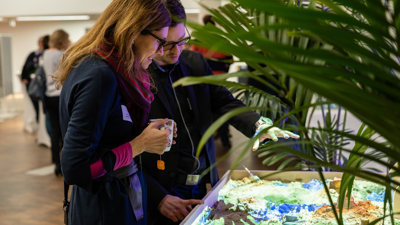 Staunen vor der AR-Sandbox
