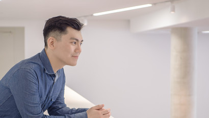 Toby shares his experiences on the podcast "How to Study in Germany". Portrait photo of Toby, international student of the Masters Management & Data Science
