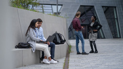 Leuphana informiert online über berufsbegleitende Weiterbildung und Studiengänge