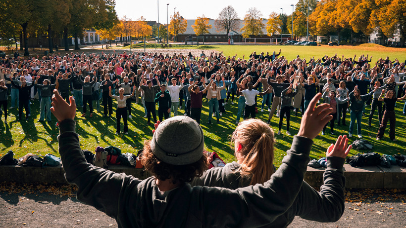 Über 100 Studierende tanzen auf der Mensawiese