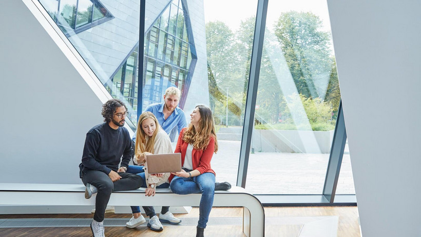 Digital Summer School: Three intensive days with workshops and keynotes on trends in academic working environments as well as methods such as future thinking, theory of change or design thinking. 