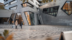 Neben dem Beruf zum Universitäts-Abschluss in BWL: Studiengang startet mit modernisiertem Curriculum