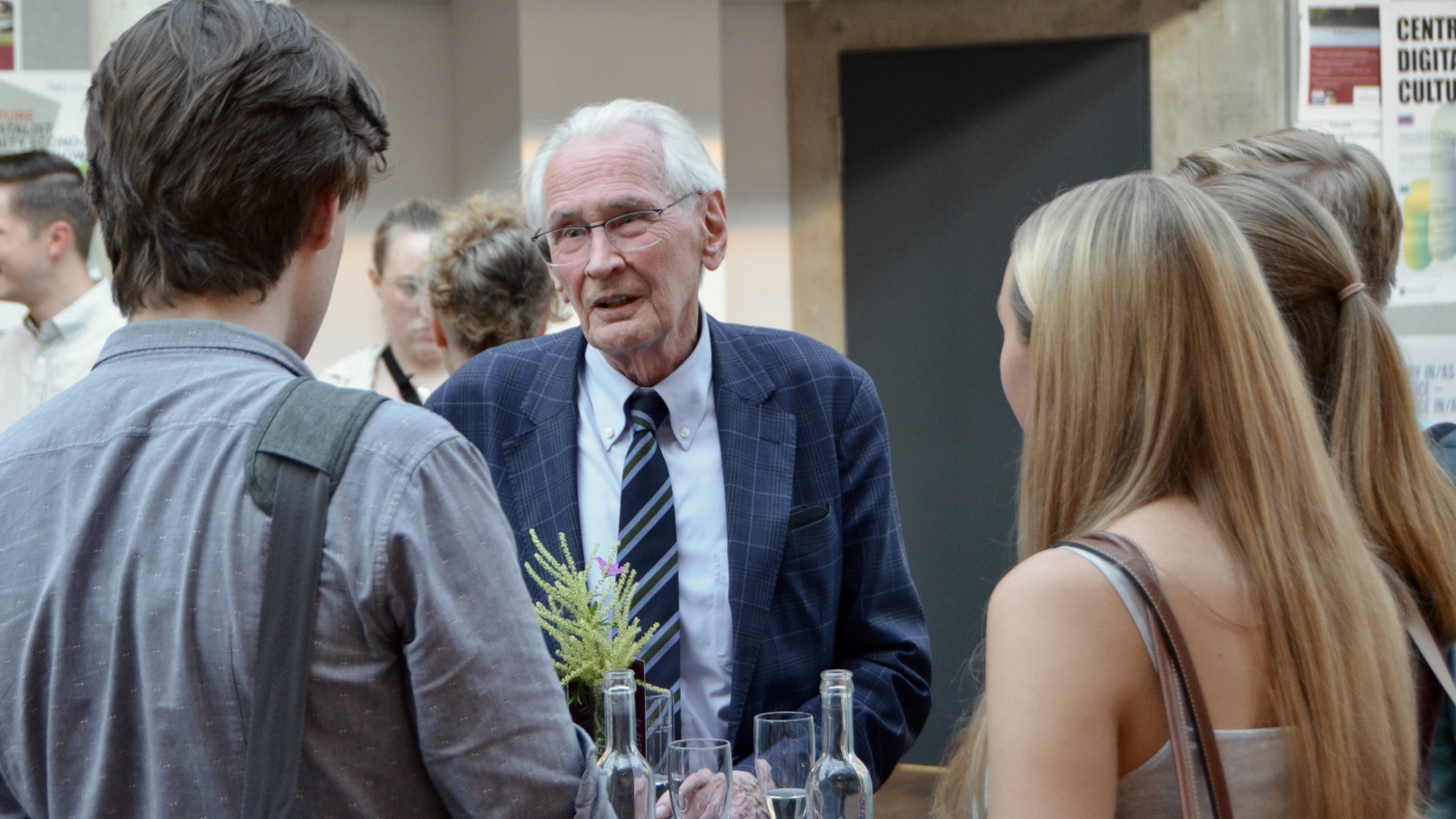 Prof. Grimm im Austausch