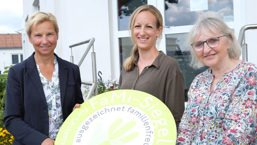 Andrea Kowaleski (feffa e.V.), Hannah Brandenburg (Leuphana) and Brigitte Kaminiski (Gemeinschaftsinitiative Familien-Siegel) (from left) met at Werner Hübner GmbH in Lüneburg. 