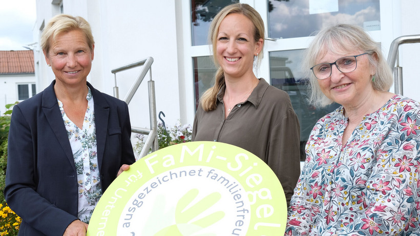 Andrea Kowaleski (feffa e.V.), Hannah Brandenburg (Leuphana) und Brigitte Kaminiski (Gemeinschaftsinitiative Familien-Siegel) (v.l.) trafen sich bei der Werner Hübner GmbH in Lüneburg