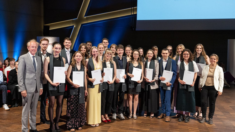 Fred Dott - Graduiertenfeier im Juni 2025