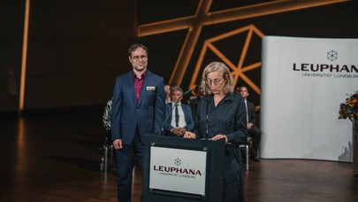 Lars Holstenkamp mit VP Forschung Susanne Leeb