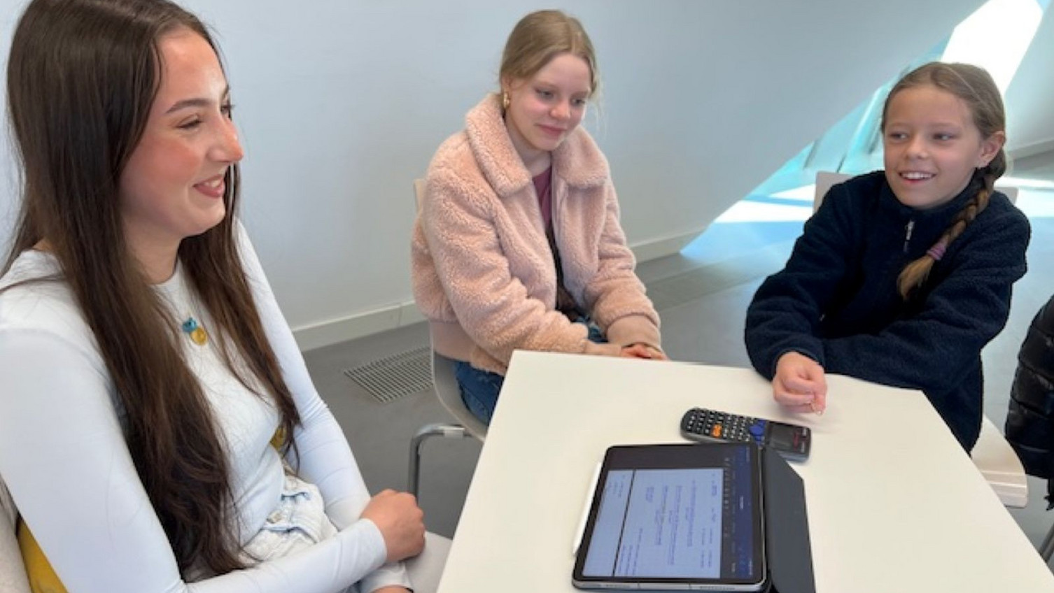 Studientin mit zwei Schülerinnen im Gespräch