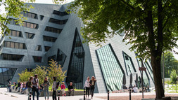 Ansicht_des_Zentralgebaeudes_mit_Studierenden