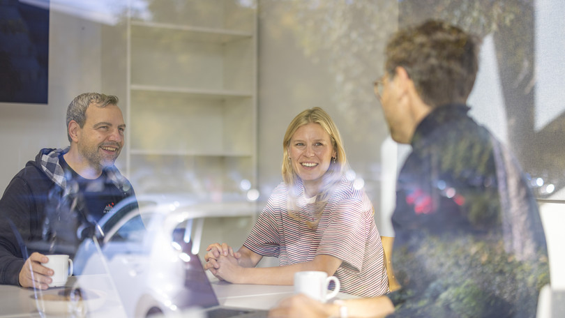 Drei Personen diskutieren im Startup Lab.