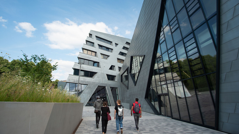 Studierende auf dem Weg in das Zentralgebäude der Leuphana Universität Lüneburg