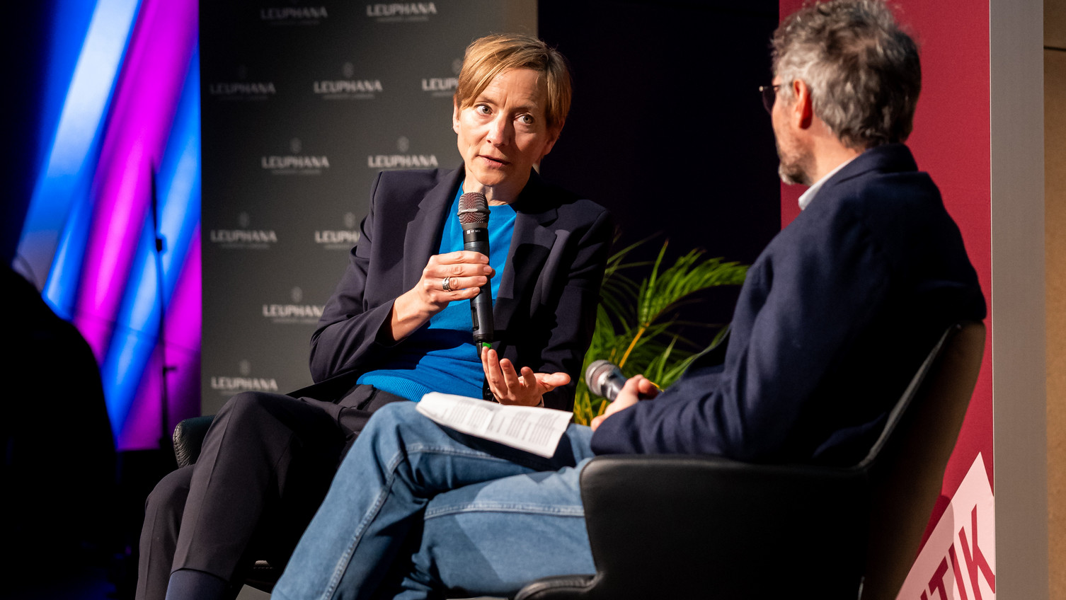 Prof. Schröder im Gespräch mit Prof. Lenz.