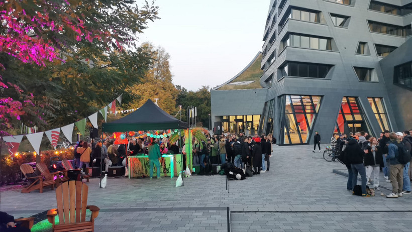 Abend Veranstaltung vor dem Zentralgebäude