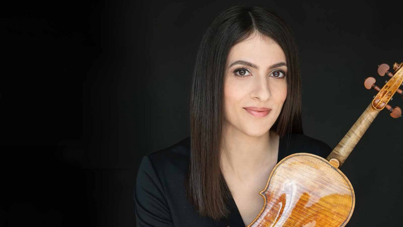 Azadeh Maghsoodi mit einer Violine