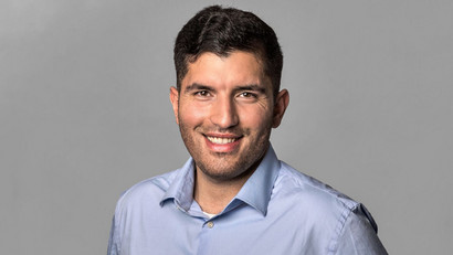 Yassin Bouzzine berichtet. Portraitfoto von Yassin Bouzzine, Alumnus des Masters Management & Sustainable Accounting and Finance