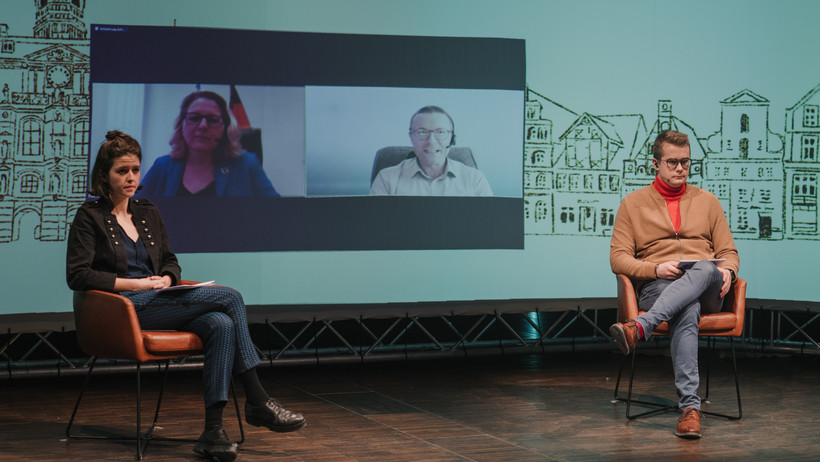 Svenja Schulze und Uwe Schneidewind sind digital ins Leuphana Studio zugeschaltet.