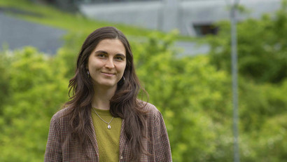 Portrait photo of Maria Júlia Schmitt, student of the Masters Sustainability Science: Resources, Materials and Chemistry