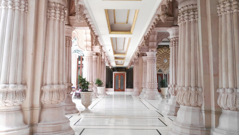 Ein reich verzierter Hoteleingang in Bangalore