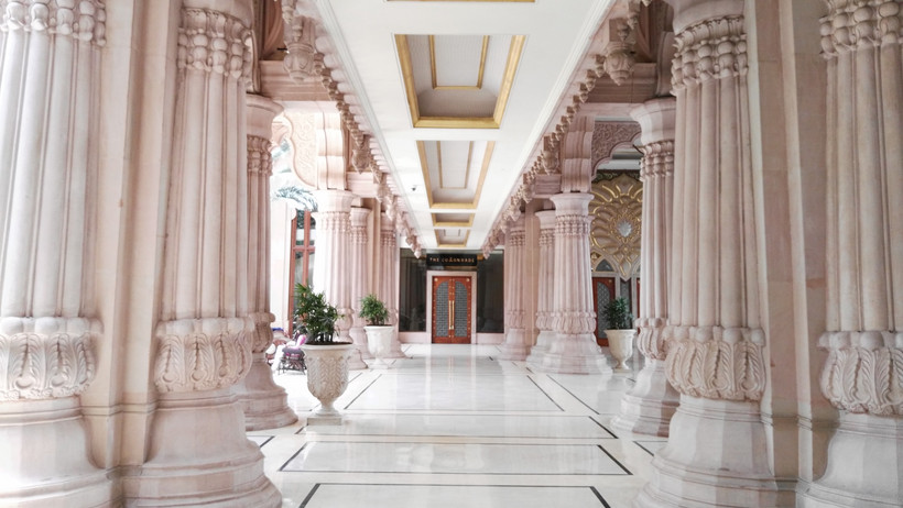 Ein reich verzierter Hoteleingang in Bangalore