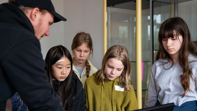 Zukunftstag an der Leuphana - 25.04.24, Schüler und Schülerinnen lernen den Bereich der Eventtechnik und der Fernsehproduktion kennen