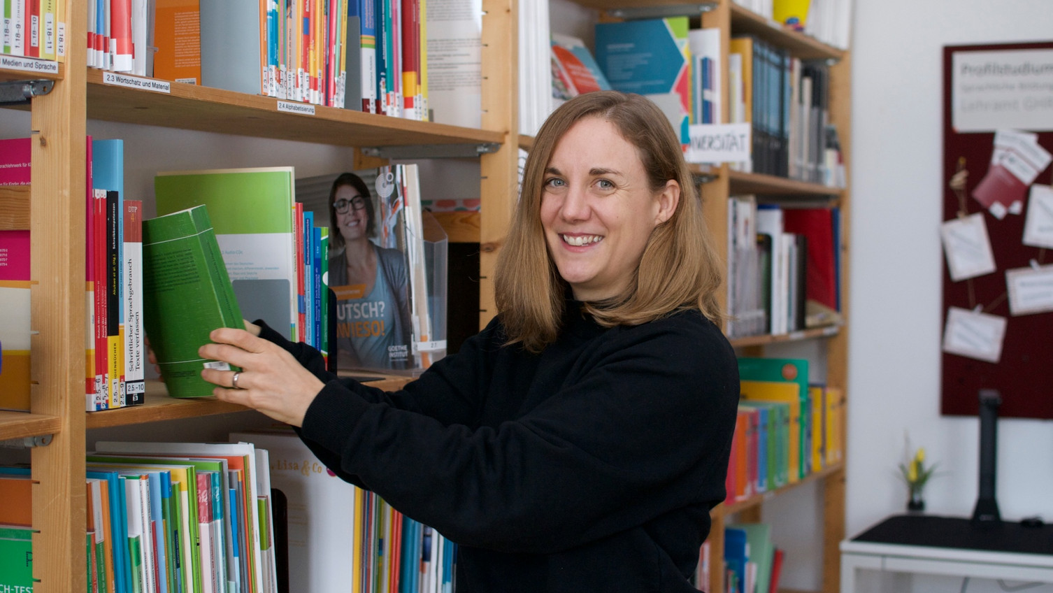 Karina Frick vor einem Bücherregal