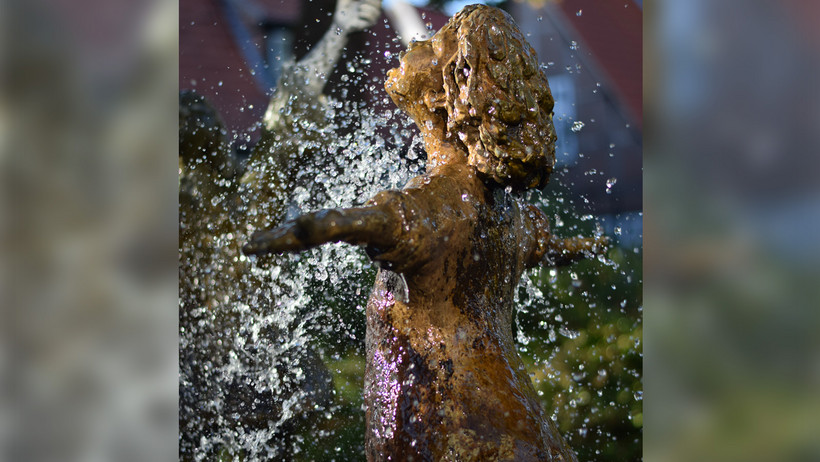 Das Bild zeigt eine Statue in einem Springbrunnen