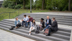 Studierende auf dem Universitätscampus