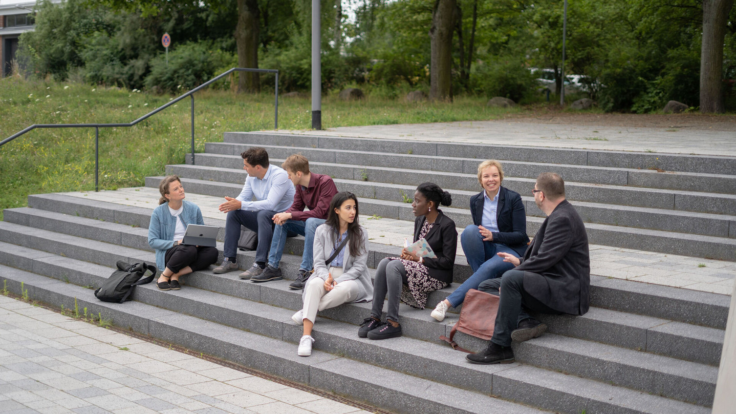 Studierende auf dem Universitätscampus