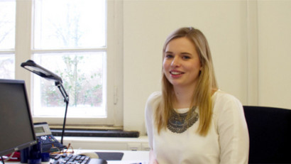 Vanessa Hacke berichtet. Portraitfoto von Vanessa Hacke, Studierende des Masters Management & Engineering