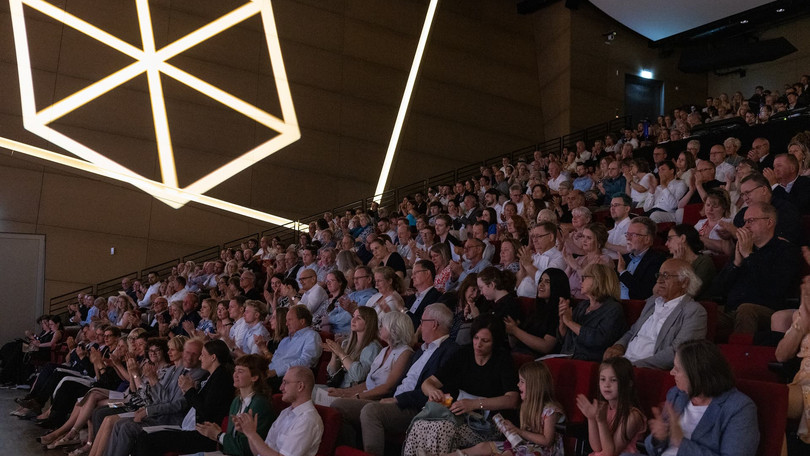 Fred Dott - Graduiertenfeier im Juni 2025