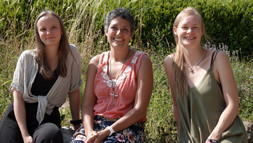 Leuphana-Professorin Dr. Berta Martín-López und ihre Studentinnen Rieke Schneider und Jeanne Freitag