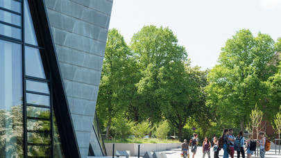 Studierende im Gespräch vor dem Zentralgebäude