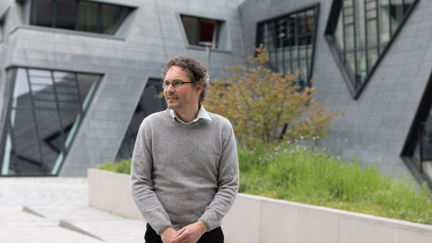 „Das meiner Meinung nach größte Hindernis ist die Frage“, erklärt Prof. Dr. Tobias Lenz, „wie der Weg zur Umsetzung einer Zwei-Staaten-Lösung gestaltet werden könnte. Wer macht den ersten Schritt bei der Umsetzung? Im gegenwärtigen Klima wechs